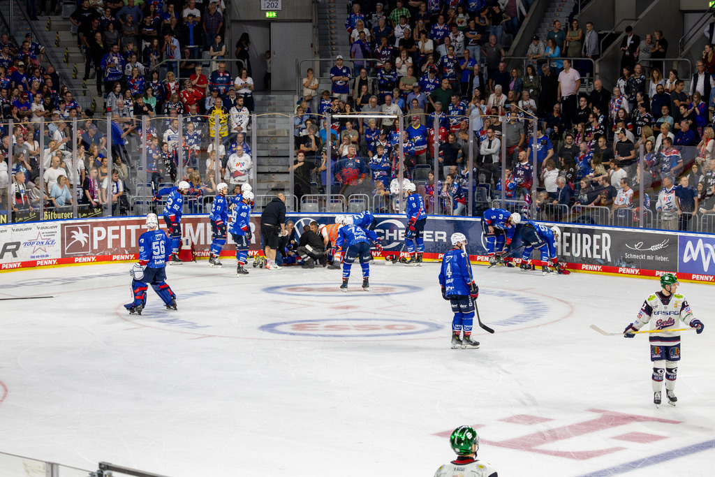 DEL, Deutsche Eishockey Liga Saison 2025/26, 3. Spieltag: Adler Mannheim gegen Eisbären Berlin***Bild: Luke Esposito (19, Mannheim) wird auf dem Eis behandelt | DEL, Deutsche Eishockey Liga Saison 2025/26, 3. Spieltag: Adler Mannheim gegen Eisbären Berlin***Bild: Luke Esposito (19, Mannheim) wird auf dem Eis behandelt - Realisiert mit Pictrs.com