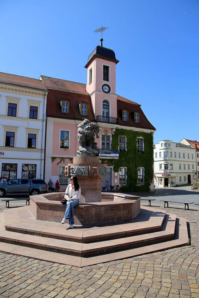 Wurzen -  Markt mit Ringelnatzbrunnen und Rathaus | Entdecke über 20 Kategorien Leipzig-Motive: Foto-Downloads, hochwertige Poster, Leinwand- & Fine-Art-Prints. Jetzt Lieblingsfoto im Bildlexikon Leipzig Shop bestellen!