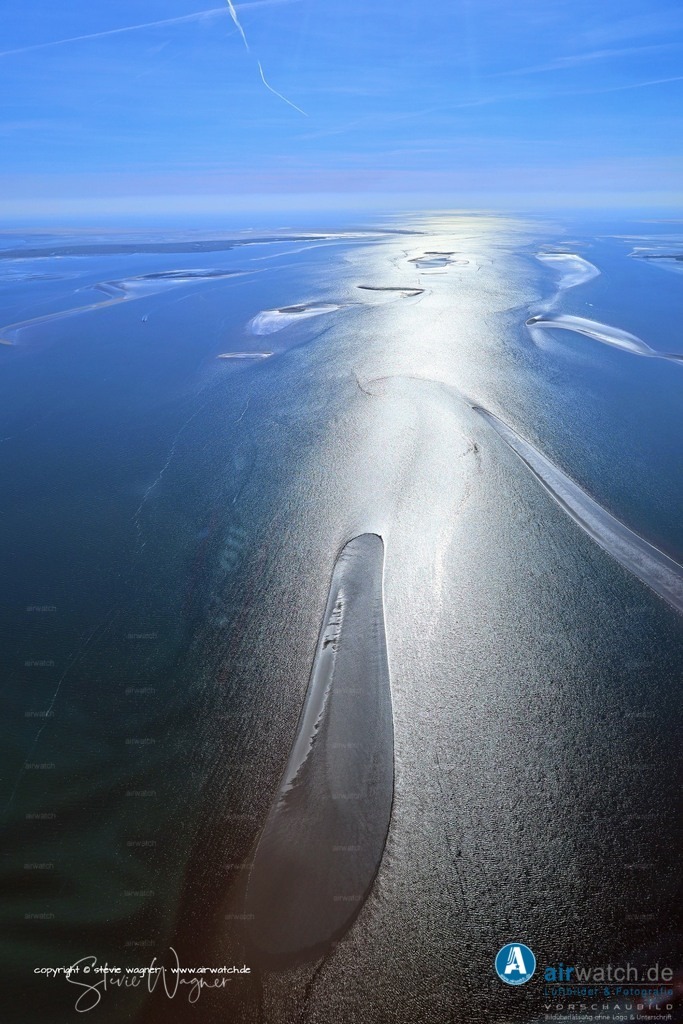 Wattenmeer, Fahrrinne und Priele - Hamburger Hallig - Hallig Hooge - Hallig Langeneß | Entdecken Sie atemberaubende Luftbilder und Fotografien auf airwatch.de - Tauchen Sie ein in eine Welt voller faszinierender Aufnahmen aus der Vogelperspektive.