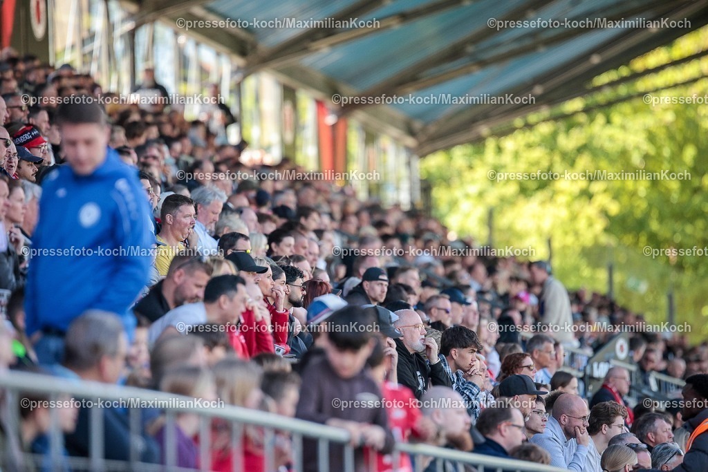 xsef26042601022 | 26.04.2026, xsefx, Fußball, 3.Liga, FC Viktoria Köln - Energie Cottbus, 35. Spieltag, Sportpark Höhenberg, Saison 2025 2026: Volles Haus im Sportpark Höhenberg beim Spiel Viktoria Köln gegen den FC Energie. Zuschauer Besucher Tribüne Zuschauerränge Haupttribüne Cottbus DFB regulations prohibit any use of photographs as image sequences and or quasi-video. Photo: xSabinexEffgenxPressefotoKochx