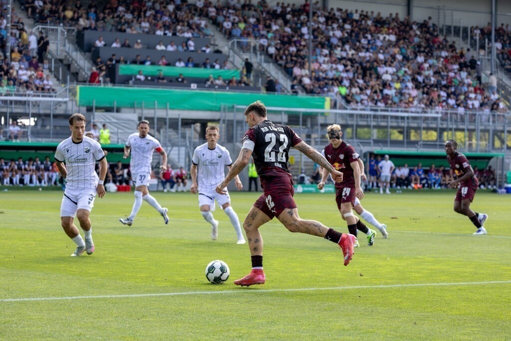 SV Sandhausen gegen RB Leipzig (DFB-Pokal, 1. Runde)***Am Ball: David Raum (22, Leipzig) | SV Sandhausen gegen RB Leipzig (DFB-Pokal, 1. Runde)***Am Ball: David Raum (22, Leipzig) - Realisiert mit Pictrs.com