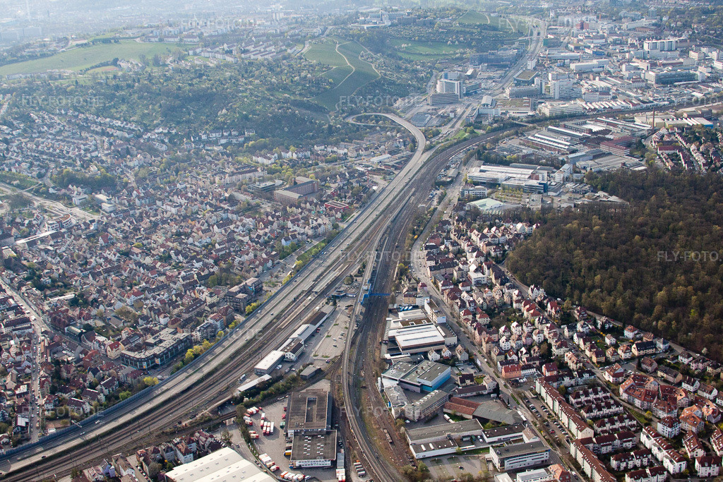 Luftbild: Bahnhof Zuffenhausen, Heilbronner Straße im Ortsteil Zuffenhausen in Stuttgart im Bundesland Baden-Württemberg in Deutschland. Foto: IMG_39245.jpg vom 03.04.2011 durch Werner Riehm/FLY-FOTO.de