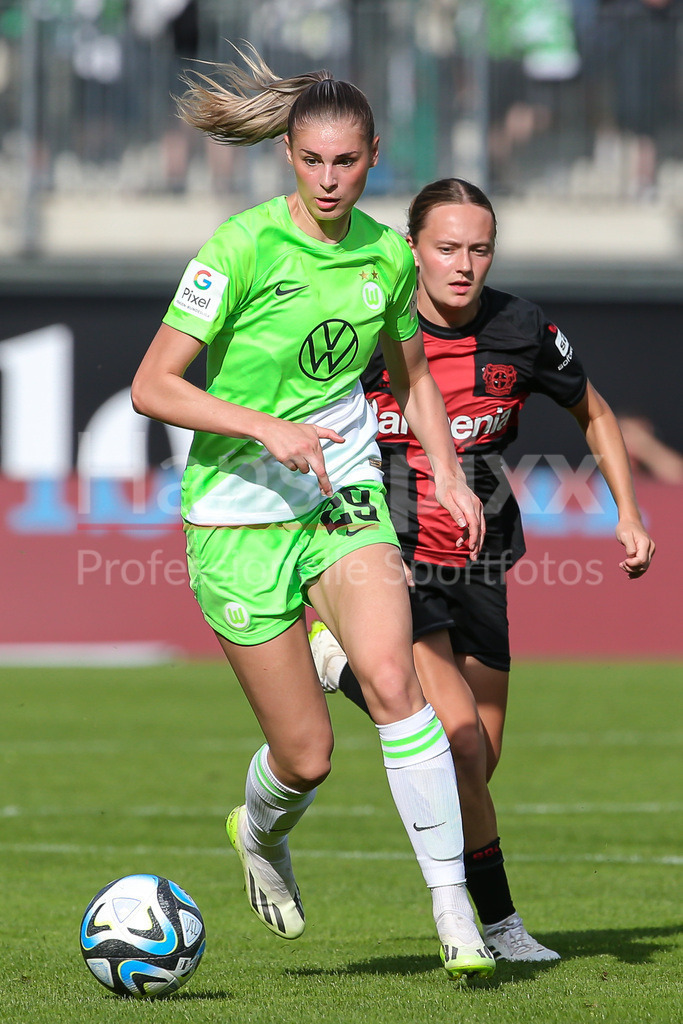 Fussball, Google Pixel Frauen-Bundesliga, VfL Wolfsburg - Bayer 04 Leverkusen | v.li.: Jule Brand (VfL Wolfsburg, 29) am Ball, Einzelbild, Ganzkörper, Aktion, Action, Spielszene, Sofie Zdebel (Bayer 04 Leverkusen, 16), DIE DFB-RICHTLINIEN UNTERSAGEN JEGLICHE NUTZUNG VON FOTOS ALS SEQUENZBILDER UND/ODER VIDEOÄHNLICHE FOTOSTRECKEN. DFB REGULATIONS PROHIBIT ANY USE OF PHOTOGRAPHS AS IMAGE SEQUENCES AND/OR QUASI-VIDEO.