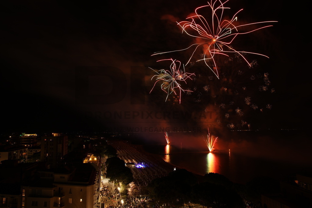 Ferragosto Fireworks in Grado, Italy | GRADO, ITALY, 15.AUG.26 - FIREWORKS - Ferragosto fireworks over the Adriatic Sea in Grado, Italy. Colorful fireworks light up the night sky above the beach, coastline and waterfront during the traditional summer celebration. - Realisiert mit Pictrs.com