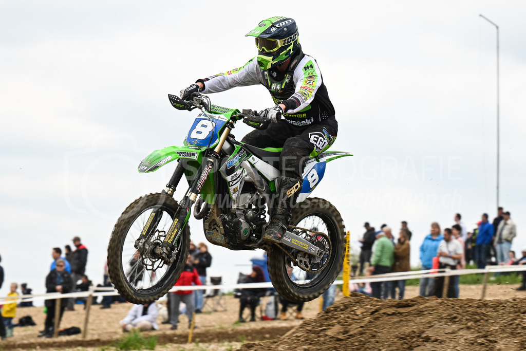 Motocross Schlatt bei Winterthur - 30. April 2023 | #8 Zbinden Frank aus Boeckten (CH) auf Kawasaki in der Kategorie Senioren am Motocross Schlatt bei Winterthur, 30. April 2023. 
Instagram: @mx_schlatt | @mc_wila | @sam_schweiz
Bild: Sportfotografie Markus Aeschimann | www.markus-aeschimann.ch - Realisiert mit Pictrs.com