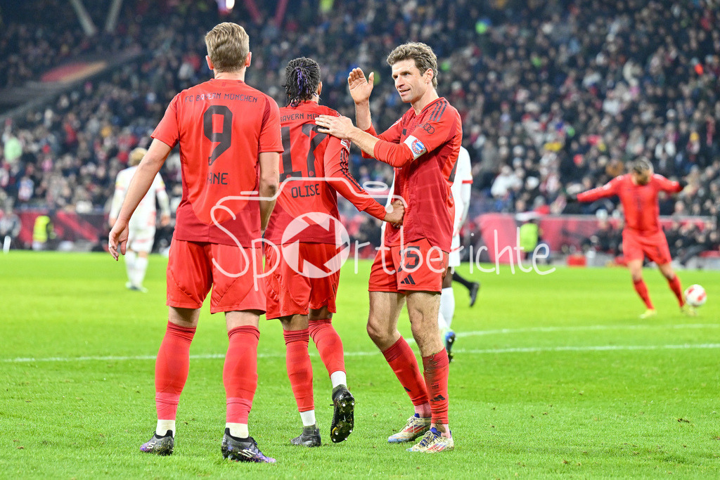 RB Salzburg - FC Bayern München | Jubel der Bayern nach dem Treffer zum 0-3 durch Michael OLISE (FC Bayern Muenchen 17) / Freude / happy / Tor / Torschuetze / Testspiel: RB Salzburg - FC Bayern Muenchen, Red Bull Arena am 06.01.2025