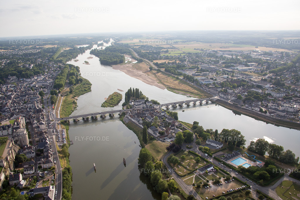 Luftbild: Ortsansicht in Amboise im Bundesland Indre-et-Loire in Frankreich. Foto: IMG_082366.jpg vom 20.06.2015 durch Werner Riehm/FLY-FOTO.de