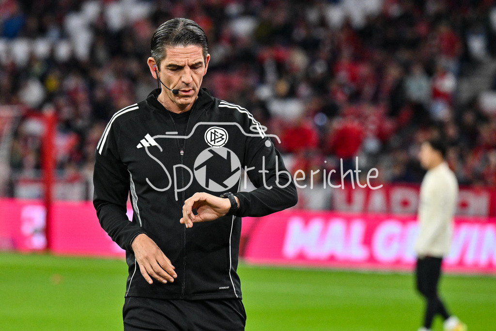 FC Bayern München - Bayer 04 Leverkusen | MÜNCHEN, DEUTSCHLAND - 1. NOVEMBER: beim warmmachen Referee Deniz AYTEKIN vor dem Bundesligamatch zwischen dem FC Bayern München und Bayer 04 Leverkusen am 9. Spieltag in der Allianz Arena am 1. November 2025 in München, Germany / DFL REGULATIONS PROHIBIT ANY USE OF PHOTOGRAPHS AS IMAGE SEQUENCES AND/OR QUASI-VIDEO