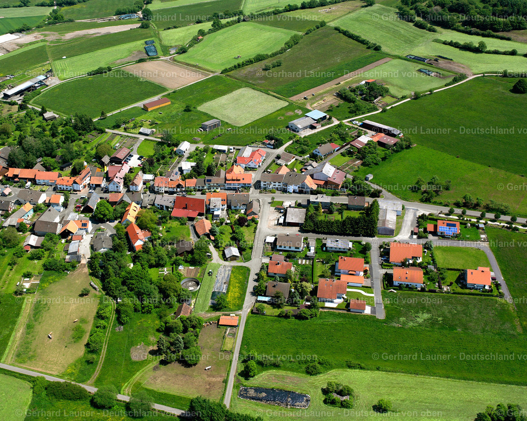 2614071 | STUMPERTENROD 09.06.2006 Landwirtschaftliche Nutzflächen und Feldgrenzen  umsäumen das Siedlungsgebiet des Dorfes in Stumpertenrod im Bundesland Hessen, Deutschland // Agricultural land and field boundaries surround the settlement area of the village  in Stumpertenrod in the state Hesse, Germany Foto: Gerhard Launer