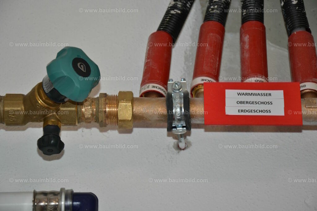 bib-lg15-sanitaer-0119 | Nach LV-Leistungsgruppen sortierte Detailfotos über den Bau eines Hauses. Alle Hausbau-Bilder direkt vom Urheber und Autor der Website Haus-Selber-Bauen.com