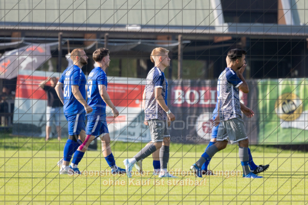 20250618_183833_0062 | #,SG Erkenbrechtsweiler-Hochwang (blau) vs. TSV Berkheim (grau), Fußball, Entscheidungsspiel 2 in Bezirksliga - Bezirk Neckar/Fils, Saison 2024/2025, Rasenplatz, Erlengarten 37, 73087 Bad Boll, 18.06.2025 - 18:30 Uhr,Foto: PhotoPeet-Sportfotografie/Peter Harich