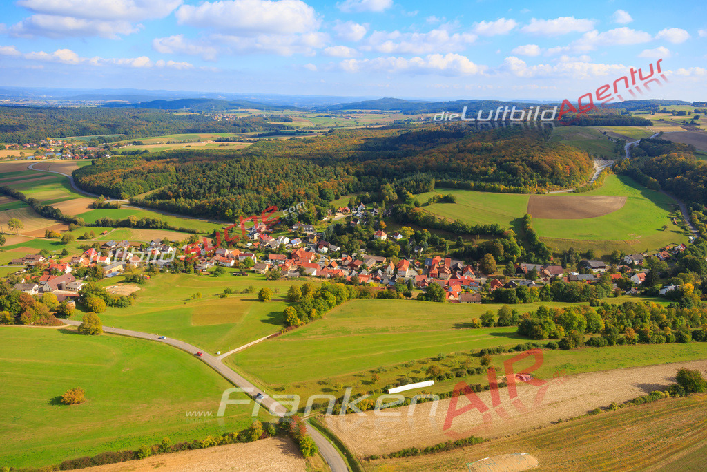 Luftbild von Oberlangheim Lichtenfels - Luftaufnahme wurde 2016 von https://frankenair.de mittels Flugzeug (keine Drohne) erstellt - die Geschenkidee
