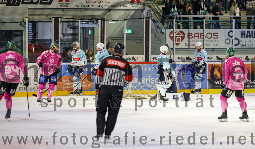 2025-10-05_047_TSV_Erding_gegen_Heilbronner_Falken | Erding, Deutschland, 05.10.2025:Eishockey, Oberliga Süd 2025 / 2026, 6. Spieltag, TSV Erding gegen Heilbronner Falken, Endergebnis: 3:1Jubel nach dem 1:0 durch Marc Schmidpeter (Erding Gladiators, #33)Marc Schmidpeter (Erding Gladiators, #33), Leon Fern (Heilbronner Falken, #19), Thore Weyrauch (Heilbronner Falken, #22), Niklas Jentsch (Heilbronner Falken, #14), Torwart Franz Jokinen (Heilbronner Falken, #75), Philipp Michl (Erding Gladiators, #77)Foto: Christian Riedel / fotografie-riedel.net