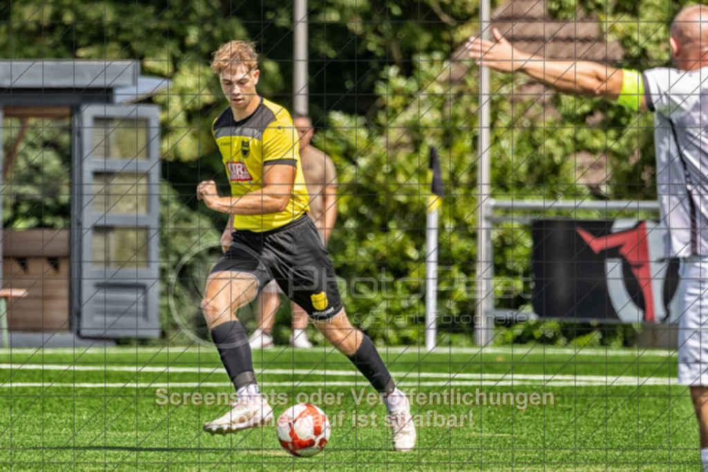 20250824_132100_0345-Bearbeitet | #,1.FC Heiningen II (gelb) vs. 1.Göppinger SV III (weiß), Fußball, Kreisliga B7 - Bezirk Neckar/Fils, 01. Spieltag, Saison 2025/2026, Kunstrasenplatz Sportzentrum Heiningen, Krautgarten 1, 73092 Heiningen, 24.08.2025 - 13:00 Uhr,Foto: PhotoPeet-Sportfotografie/Peter Harich