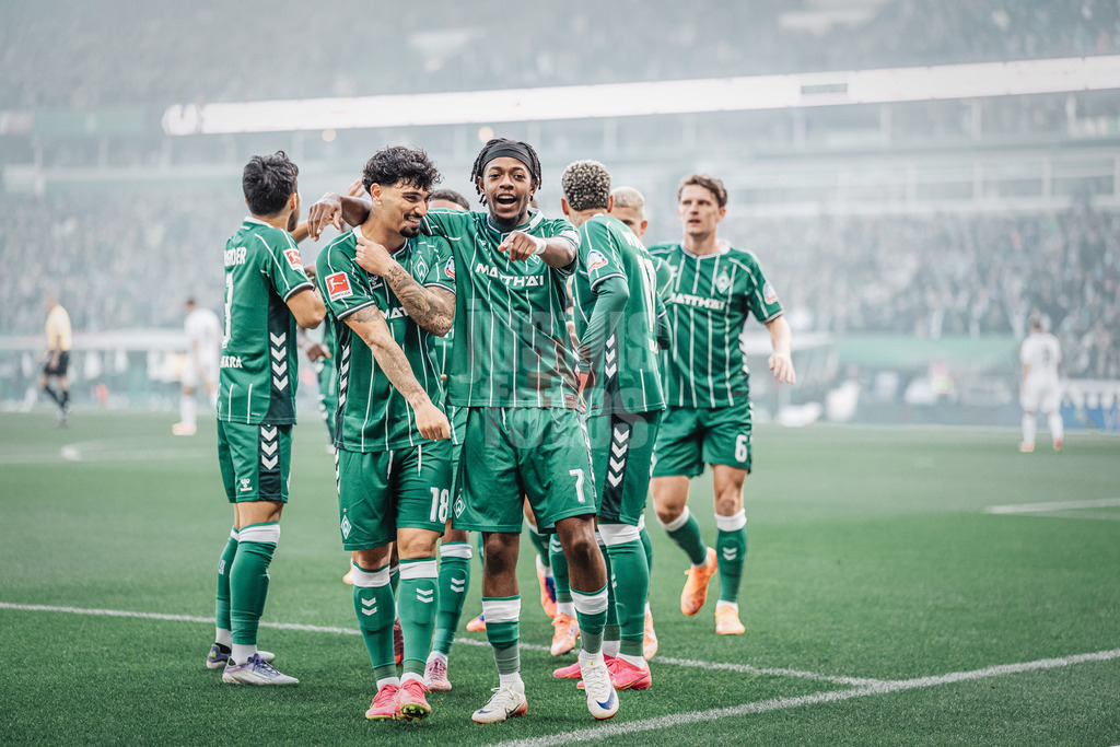 Fußball | Männer | Saison 2025/2026 | 1. Fußball-Bundesliga | 6. Spieltag | SV Werder Bremen vs. FC St. Pauli | 04.10.2025 | Torjubel v.l. Cameron Puertas Castro (#18, SV Werder Bremen) und Torschütze Samuel Mbangula (#07, SV Werder Bremen)