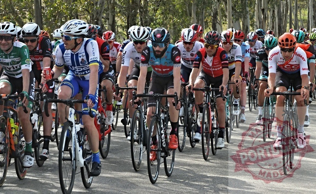 Group of cyclists riding road cycles in a race | Professional cyclists racing on bicycles down a road during a competition - Realisiert mit Pictrs.com