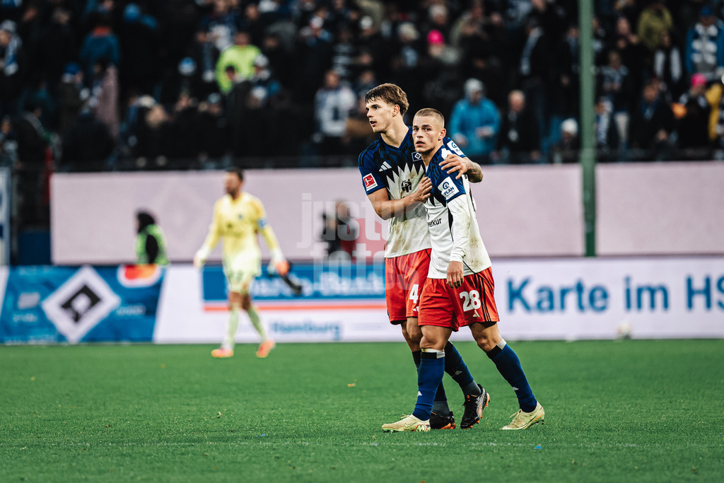 Fußball | Männer | Saison 2025/2026 | 1. Fußball-Bundesliga | 8. Spieltag | Hamburger SV vs. VfL Wolfsburg | 25.10.2025 | v.l. Luka Vuskovic (#44, HSV) und Miro Muheim (#28, HSV) nach dem Abpfiff enttäuscht