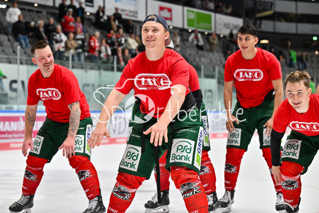 Augsburger Panther - Iserlohn Roosters | Die Augsburger Panther feiern zusammen mit ihren Fans den Heimsieg gegen Iserlohn / Penny DEL: Augsburger Panther - Iserlohn Roosters; Curt Frenzel Stadion am 21.09.2025 / im Florian ELIAS (Augsburger Panther #67)