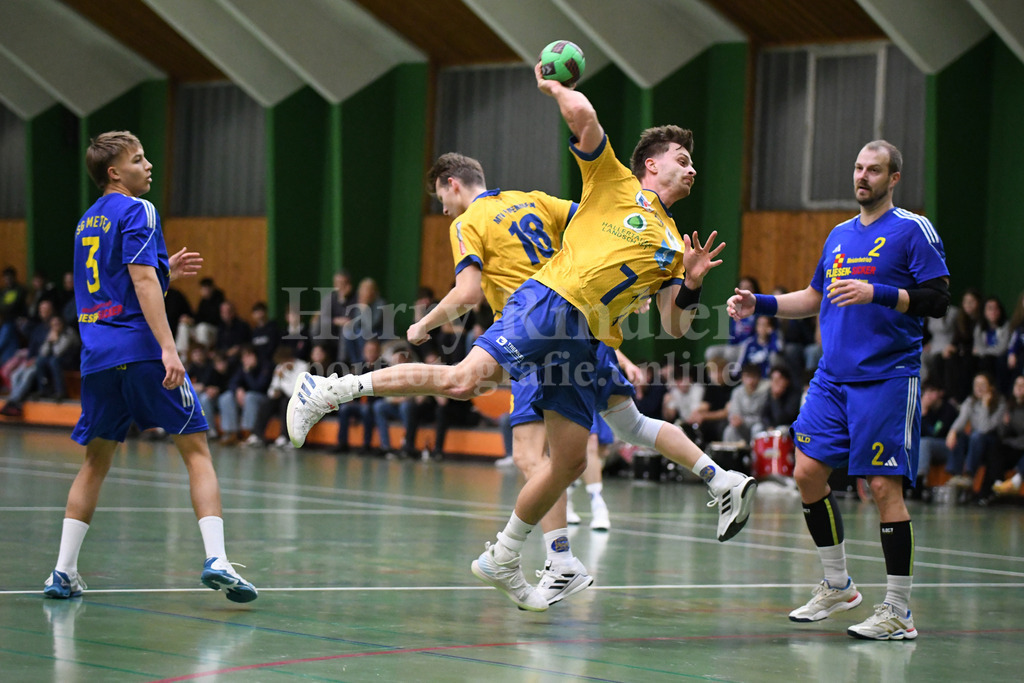 SSG Metten : MTV Pfaffenhofen | Metten hatte das Nachsehen: Leonard Reiszky (SSG Metten #3) und Karel Kveton (SSG Metten #2) können nur mehr zuschauen wie Loibl Lukas den Angriff abschließt. - Realisiert mit Pictrs.com