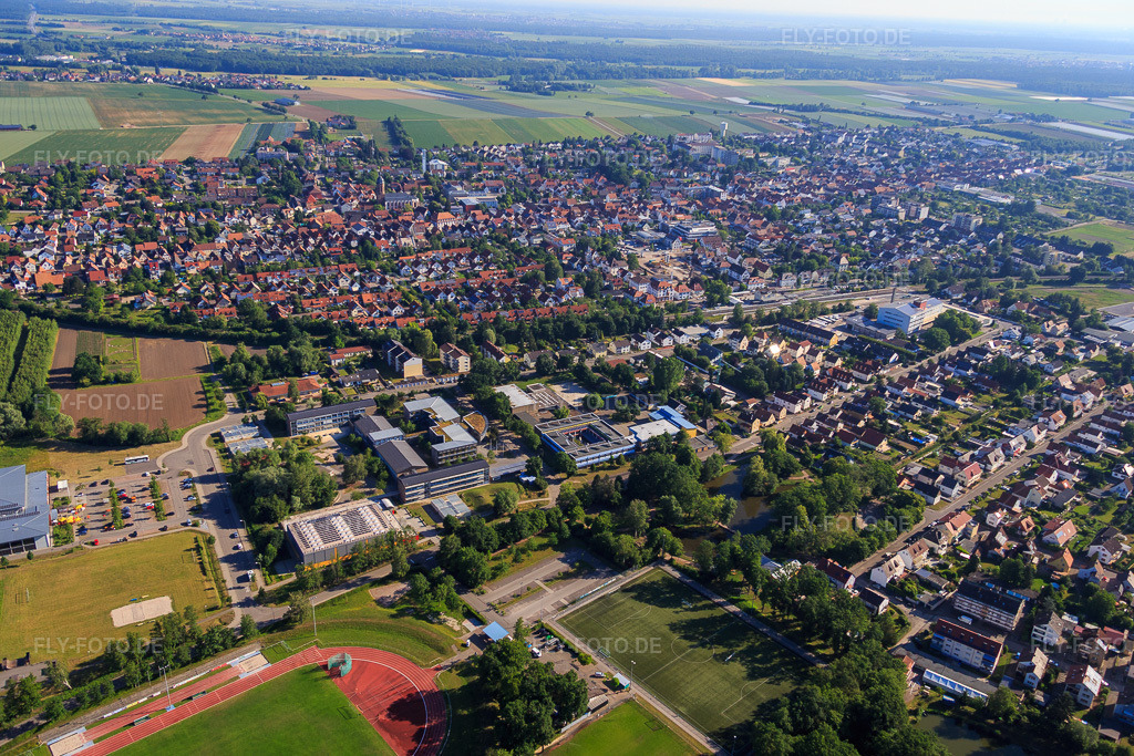 Luftbild: Schulzentrum mit Handballhallle des Turn und Sportverein Realschule plus Kandel und Integrierte Gesamtschule Kandel in Kandel im Bundesland Rheinland-Pfalz in Deutschland. Foto: IMG_080149.jpg vom 05.06.2015 durch Werner Riehm/FLY-FOTO.deWWW.TSVKANDEL.DE