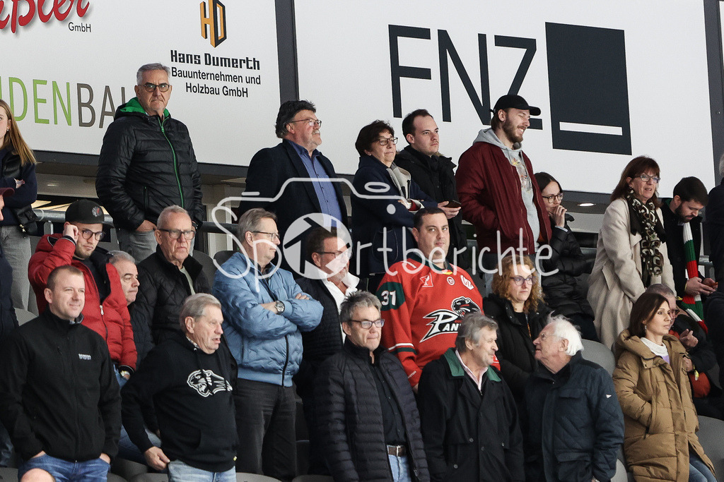 Augsburger Panther - Düsseldorfer EG | AEV Gesellschafter Lothar SIGL nach der Partie enttaeuscht / Symbolbild