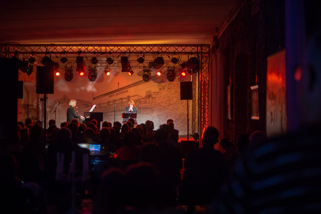 Uschi Brüning | Uschi Brüning im Forte Belvedere Leisnig zum Festival Hallo Leisnig 2022. - Realisiert mit Pictrs.com