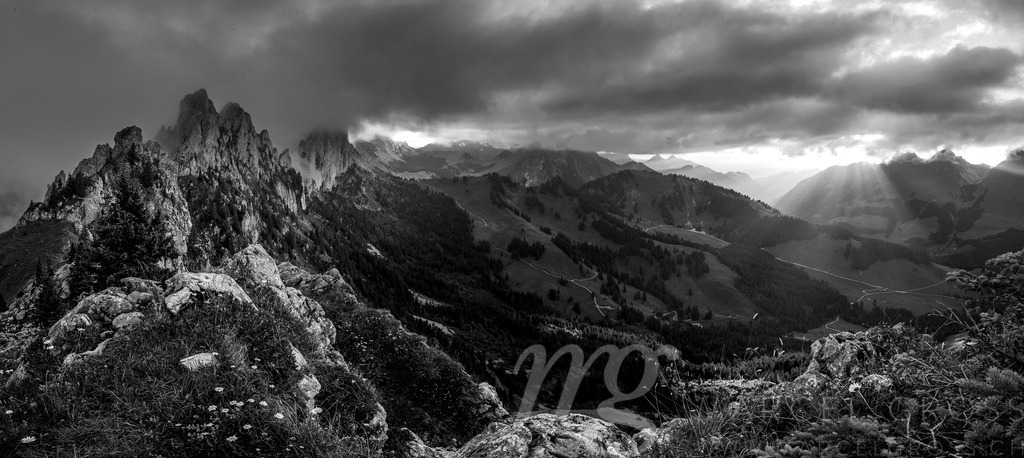 dramatic sunset with clouds in the Alpine foothills of Fribourg and the impressive Gastlosen peaks | Die ideale Geschenkidee für Naturliebhaber. Naturbilder von Marcel Gross Photography für ihr Zuhause in den verschiedensten Formaten und Materialien. - Realisiert mit Pictrs.com