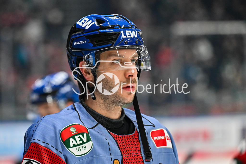 Augsburger Panther - Schwenninger Wild Wings | AUGSBURG, GERMANY - 02. JANUARY: im Bild Joseph CRAMAROSSA (Augsburger Panther 92) vor dem Match zwischen den Augsburger Panthern und den Schwenninger Wild Wings am 35. Spieltag der Penny DEL im Curt Frenzel Stadion