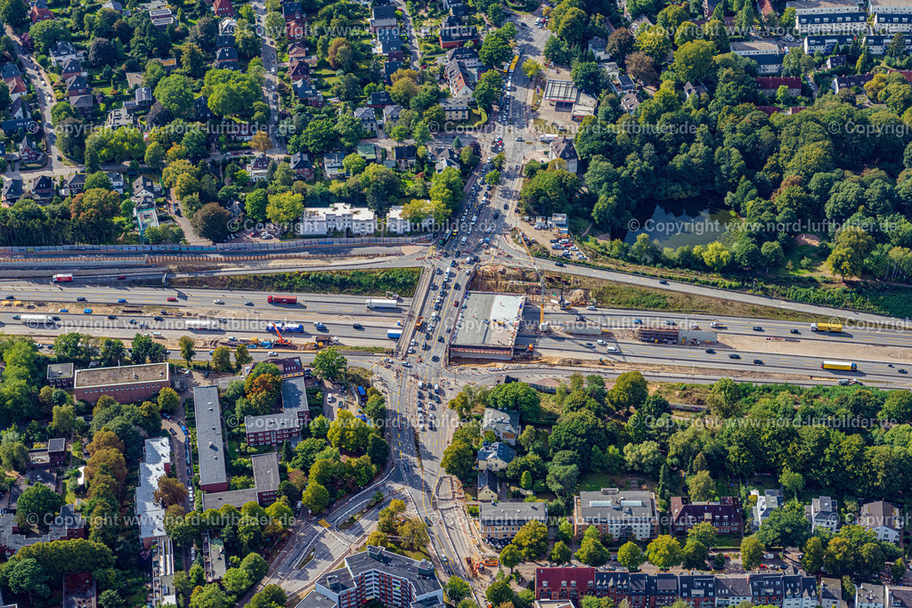 Hamburg_Bahrenfeld_Brückenbau_Osdorferweg_Altona_A7_Baustelle_ELS_3193200922 | HAMBURG 20.09.2022 Baustelle zum Neubau der Streckenführung im Verlauf des Autobahn- Tunnelbauwerk der BAB A7 " Hamburger Deckel " bzw. hier " Bahrenfelder Deckel " in Hamburg, Deutschland. Weiterführende Informationen bei: BUNG GmbH,  DEGES Deutsche Einheit Fernstraßenplanungs- und -bau GmbH,  Freie und Hansestadt Hamburg Behörde für Wirtschaft, Verkehr und Innovation,  Schüßler-Plan GmbH,  Tiedemann, Wenck & Brand Ingenieur- und Vermessungsbüro GmbH. // Construction site for the new route in the course of the motorway tunnel construction of the BAB A7 "Hamburger Deckel" or here "Bahrenfelder Deckel" in the district of Bahrenfeld in Hamburg, Germany. Further information at: BUNG GmbH,  DEGES Deutsche Einheit Fernstrassenplanungs- und -bau GmbH,  Freie und Hansestadt Hamburg Behoerde fuer Wirtschaft, Verkehr und Innovation,  Schuessler-Plan GmbH,  Tiedemann, Wenck & Brand Ingenieur- und Vermessungsbuero GmbH. Foto: Martin Elsen