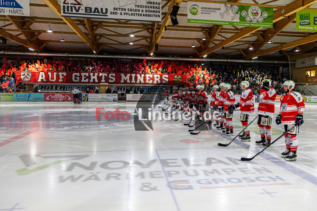 Halbfinale Spiel 3 TSV Peißenberg Miners vs TEV Miesbach | Eishockey Bayernliga Playoffs 2023/2024, Halbfinale Spiel 3 TSV Peißenberg Miners vs TEV Miesbach, 20240315,
Einlauf, Spielervostellung,
2024-03-15 in Peißenberg (Eisstadion)

Copyright: WolfgangxLindner foto-lindner.de