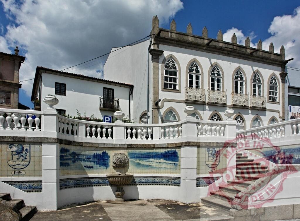 Viseu Portugal architecture with azulejo tiled fountain and staircase. Portugal - Norte | Building displaying Manueline architecture and a balustrade with traditional azulejo tiles and a fountain - Realisiert mit Pictrs.com
