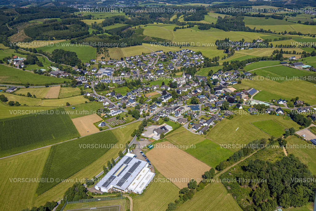 Olpe250810590 | Luftbild, Wohngebiet Ortsansicht Ortsteil Iseringhausen, Drolshagen, Sauerland, Nordrhein-Westfalen, Deutschland