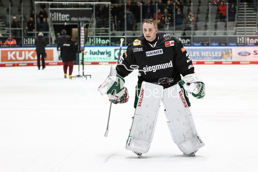 Augsburger Panther - ERC Ingolstadt | Matchwinner Markus KELLER (AEV #35) laesst sich von den Fans nach dem Spiel feiern