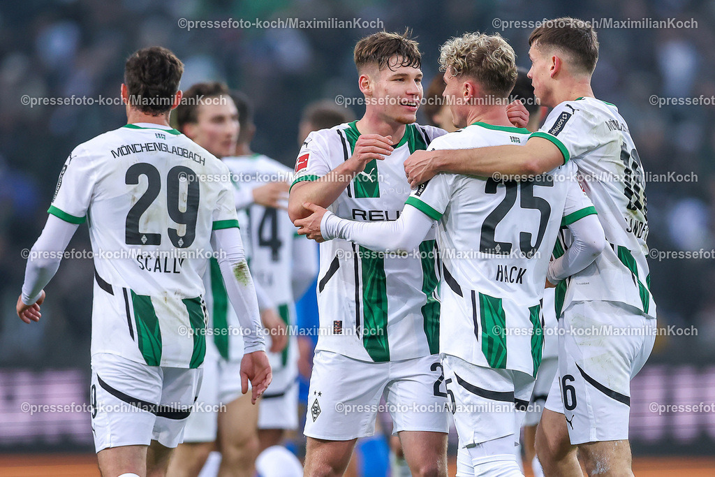 BMG14122401044 | 14.12.2024, Fußball, Borussia Mönchengladbach - Holstein Kiel, 1. Fußball Bundesliga, Borussia-Park, Saison 2024 2025: Torjubel nach dem 2:0 durch Torschüptze Robin Hack (Mönchengl. #25) DFB regulations prohibit any use of photographs as image sequences and or quasi-video.