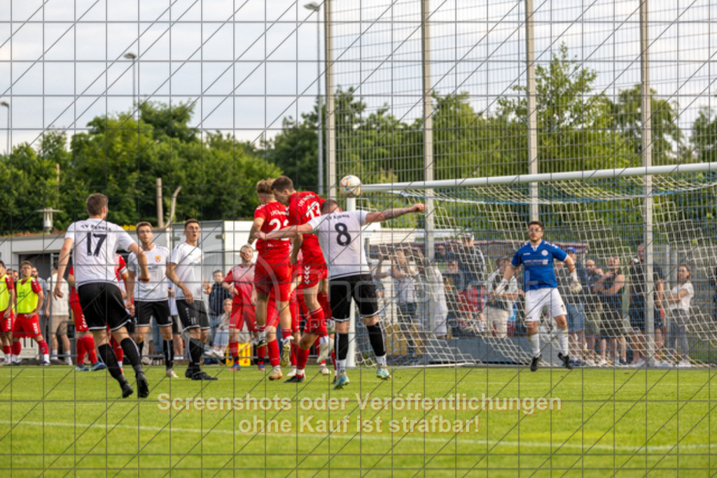 20250616_201248_0782 | #,  TV Eybach (weiß) vs. 1.FC Donzdorf II (rot), Fussball, Entscheidungsspiel 3 in Kreisliga A3 - Bezirk Neckar/Fils, Saison 2024/2025, Rasensportplatz, Staufenecker Str. 41, 73084 Salach, 16.06.2025 - 18:30 Uhr,Foto: PhotoPeet-Sportfotografie/Peter Harich