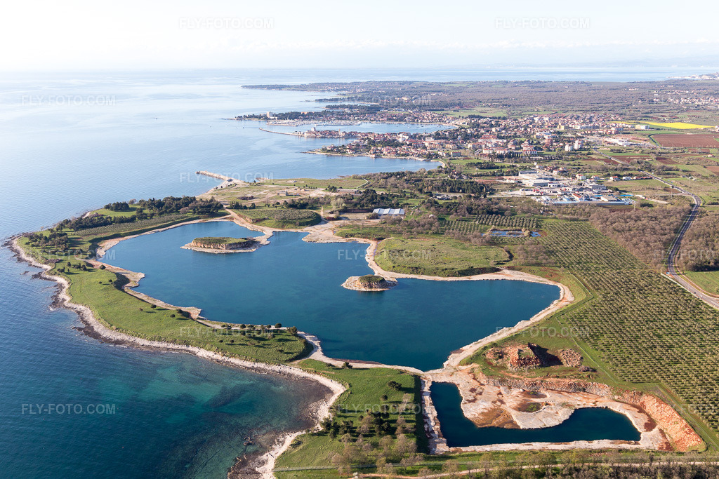 Aerial view: View of the town in Sveti Ivan in the state Gespanschaft Istrien, Croatia. – Photo: IMG_106093.jpg taken on 04/13/2018 by Werner Riehm/FLY-FOTO.com – Resolution of the original: 5472 x 3648 px