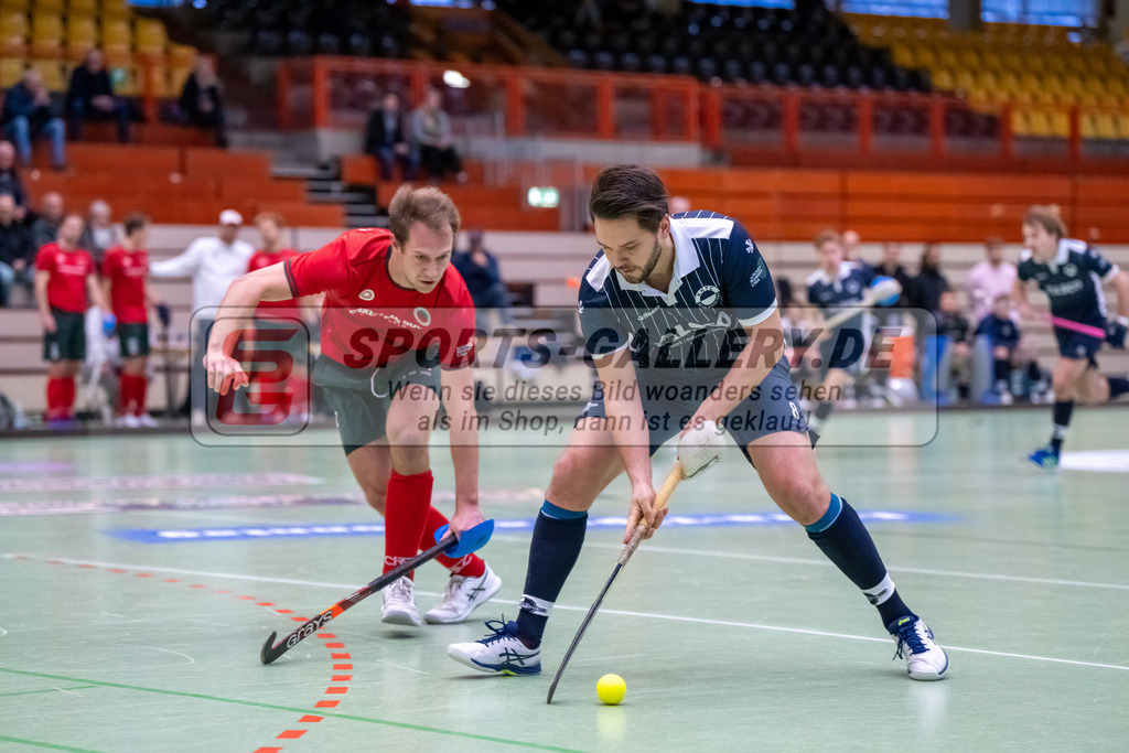HK_20241207_109599 | 1. Bundesliga Halle Herren Crefelder HTC - Blau Weiss Köln am 7.12.2024 CHTC Glockenspitz Halle , Krefeld , Linus Michler ( Crefelder HTC #7 ), Joshua Delarber ( Blau Weiß Köln #8 )