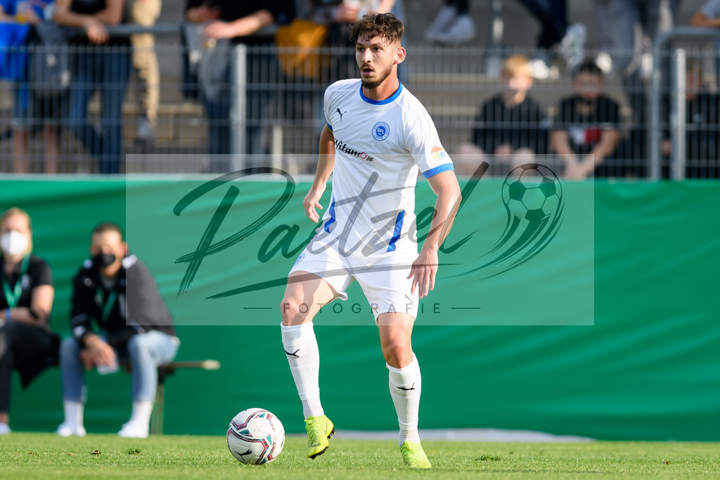 LOTKSC20210809_115 | Fussball, Herren: Cedric Euschen (Sportfreunde Lotte) in Aktion, am Ball, Einzelaktion beim Spiel der 1. Runde im DFB-Pokal zwischen SF Lotte und Karlsruher SC im Stadion am Lotter Kreuz am 09.08.2021 in Lotte, Deutschland.DFB / DFL REGULATIONS PROHIBIT ANY USE OF PHOTOGRAPHS AS IMAGE SEQUENCES AND/OR QUASI-VIDEO. - Realisiert mit Pictrs.com