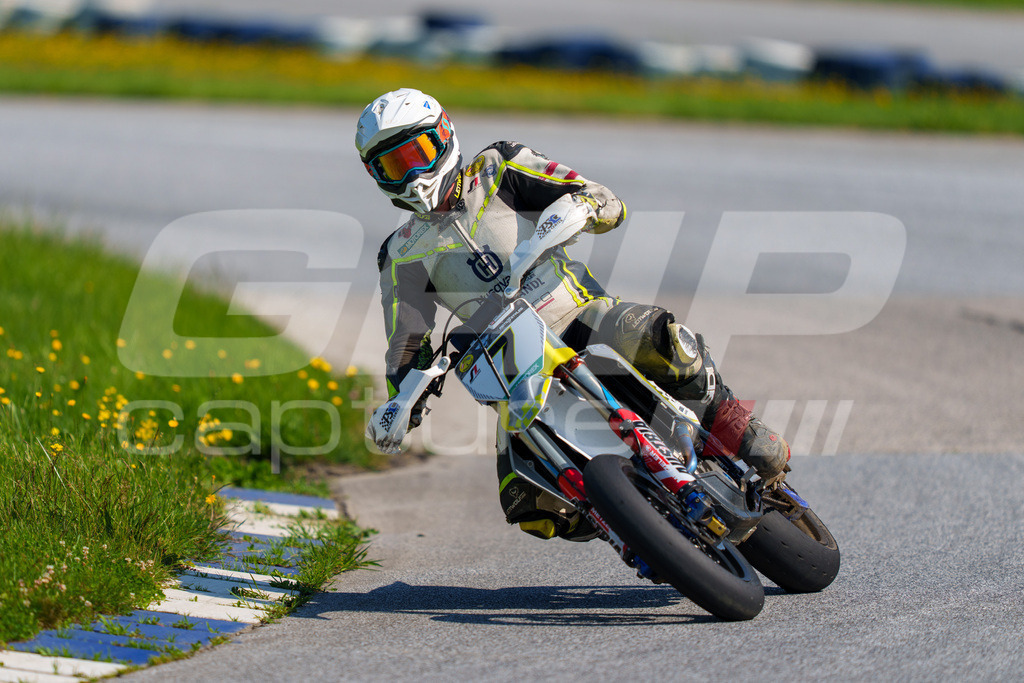 SuperMoto_Staatsmeisterschaft_Greinbach_286 | GRIPcapture steht für authentische Sportfotografie in Österreich – für Momente, die mehr sind als Geschwindigkeit oder Ergebnis. Es geht um Emotion, Spannung, Fokus und den Augenblick, der oft nur einen Wimpernschlag dauert.Ob Motorsport, Teamsport oder 
