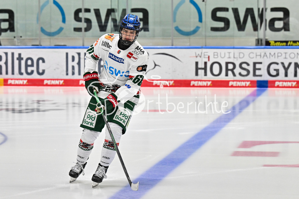 Augsburger Panther - Steinback Black Wings Linz | Im Bild Liron PELLIZZARI (Augsburger Panther 60) beim Einlauf zum Warmup / Einzelfoto / Freisteller / Testspiel: Augsburger Panther - Steinback Black Wings Linz; Curt Frenzel Stadion am 05.09.2025