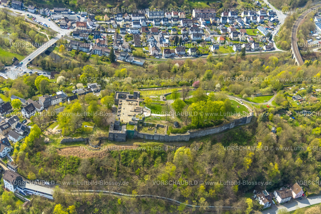 Arnsberg260402580 | Luftbild, Schlossruine Arnsberg mit Absperrung, Parkanlage, hinten Arnsberger Viadukt Eisenbahnbrücke, Obereimer, Arnsberg, Sauerland, Nordrhein-Westfalen, Deutschland