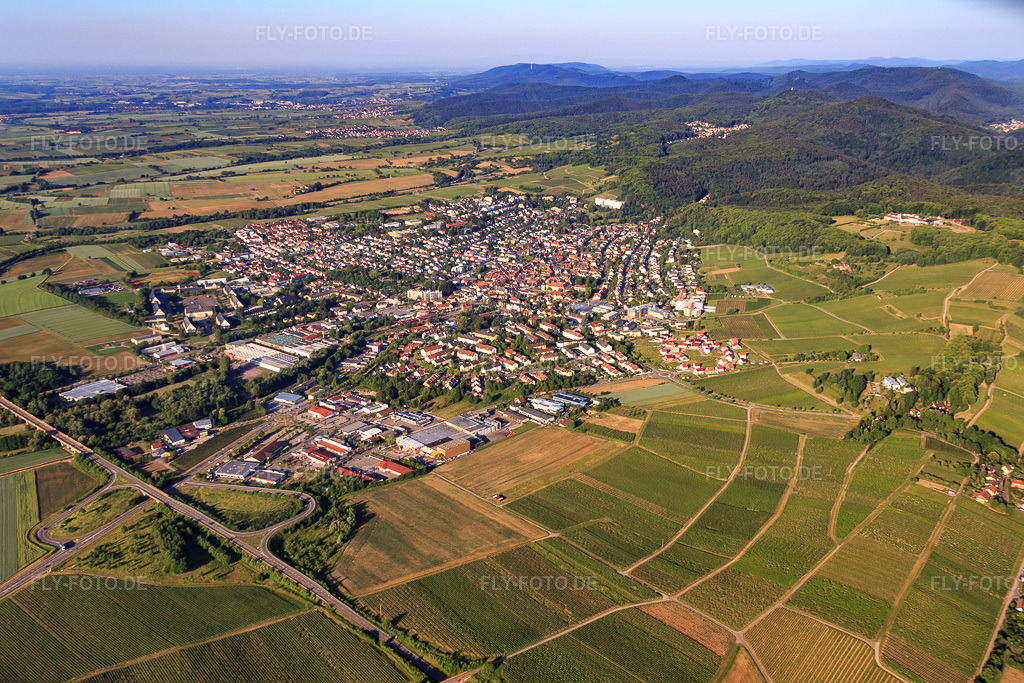 Luftbild: Stadtansicht aus Nordwesten in Bad Bergzabern im Bundesland Rheinland-Pfalz in Deutschland. Foto: IMG_079990.jpg vom 05.06.2015 durch Werner Riehm/FLY-FOTO.de