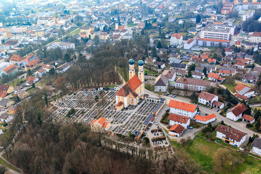 Luftbild: Wallfahrtkirche Gartlberg in Pfarrkirchen im Bundesland Bayern in Deutschland. Foto: IMG_085624.jpg vom 31.12.2015 durch Werner Riehm/FLY-FOTO.de