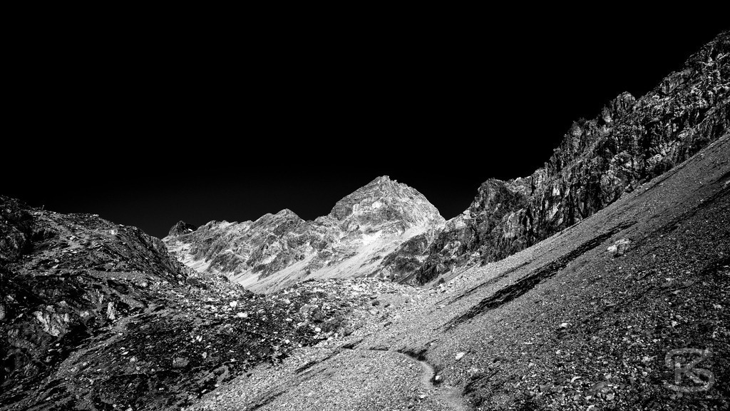 The Sublime Heights - Schwarzweiß Hochgebirge Fotografie | Stefan Kuhn | Monumentale Schwarzweiß-Serie des Hochgebirges von Stefan Kuhn. Acht kontraststarke Fotografien zeigen schroffe Alpengipfel vor tiefschwarzemHimmel – eine eindringliche Darstellung von Erhabenheit, Stille und der archaischen Kraft der Berge in radikaler Reduktion. - Realisiert mit Pictrs.com