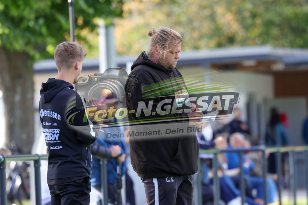 VfL Holsen - TV Elverdissen | Auf dem Bild zu sehen: TV Elverdissen Trainer rechts: Christoph Kampe  VfL Holsen, TV Elverdissen, Saison 26/27, Kreisliga A, Holsen, Deutschland - Realisiert mit Pictrs.com