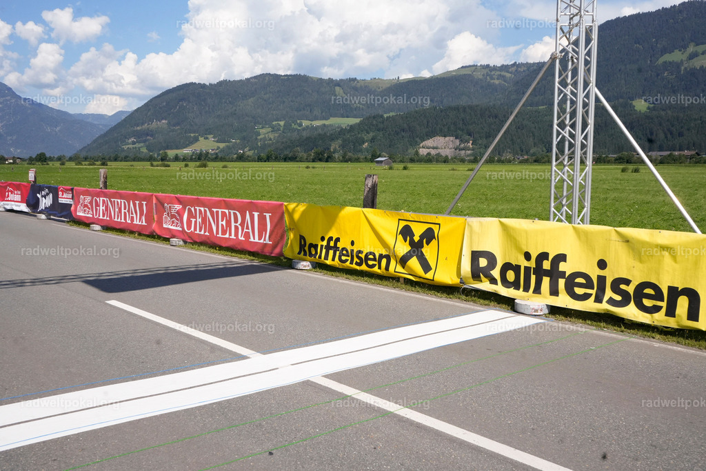 849_20230817_Bewerb_Maenner_Muehlanger | AUT - OESTERREICH, 2023-08-16: SPORT RENNRAD-FAHREN - 55. INTERNATIONALER RADWELTPOKAL IN ST. JOHANN IN TIROL  - Vintage-Radrennen mit WM-Bronze-Medaillen-Siegerin Christina Schweinberger, den Teilnehmer und Alexander Baumann (vom Orginastions-Team) - TAG 2 BEWERB MAENNER IN SECHS GRUPPEN  ; Foto: Roland Muehlanger