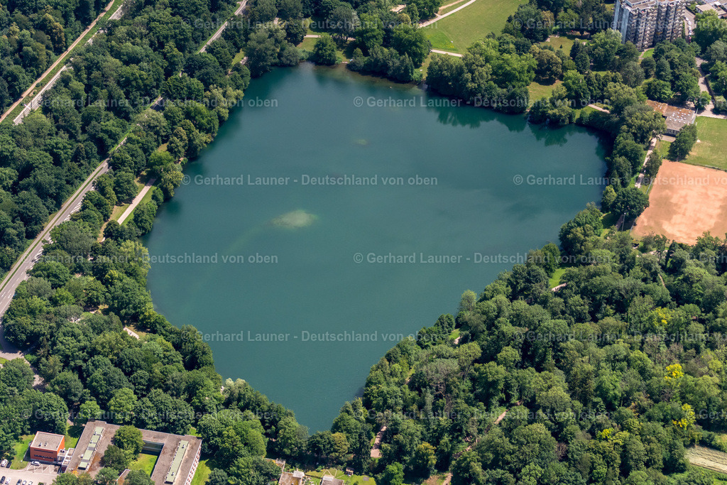 4032952 | FREIBURG IM BREISGAU 30.06.2020 Uferbereiche am Seegebiet des Moosweiher an der Auwaldstraße im Ortsteil Landwasser in Freiburg im Breisgau im Bundesland Baden-Württemberg, Deutschland. // Riparian areas on the lake area of Moosweiher on street Auwaldstrasse in the district Landwasser in Freiburg im Breisgau in the state Baden-Wuerttemberg, Germany. Foto: Gerhard Launer