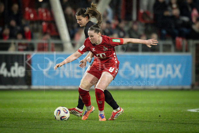 Frauen Fußball-Bundesliga; Bayer 04 Leverkusen - 1. FC Köln, 13.02.2026 | Adriana Achcinska (1. FC Köln, 9) und Katharina Piljic (Bayer 04 Leverkusen, 6) im Zweikampf; Bayer 04 Leverkusen - 1. FC Köln an Spieltag 18 der Google Pixel Frauen-Bundesliga am 13.02.2026 im Ulrich-Haberland-Stadion in Leverkusen (Nordrhein-Westfalen). DFL REGULATIONS PROHIBIT ANY USE OF PHOTOGRAPHS AS IMAGE SEQUENCES AND/OR QUASI-VIDEO.