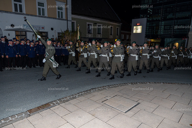 Großer Zapfenstreich am Hauptplatz in Feldkirchen | Bildershop von pixelworld.at - Realisiert mit Pictrs.com