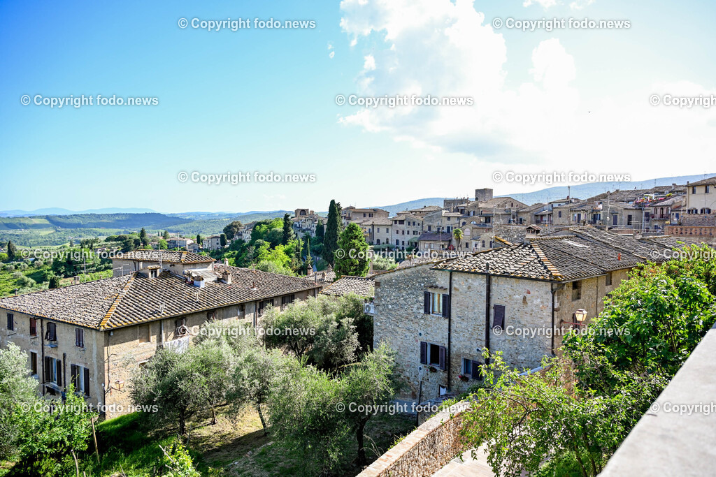 Italien_ Toskana_ San Gimignano_ 31.05.2024-83 | 31.05.2024, Italien, ITA, Toskana, San Gimignano im Bild Stadtansichten Gebäude, Architektur, Touristen, Historisch, Souvenir, Ansichten der berühmten Stadt San Gimignano in der Toskana-Italien - View of the famous town San Gimignano in Tuscany-ItalySan Gimignano ist eine italienische Kleinstadt in der Toskana mit einem mittelalterlichen Stadtkern. San Gimignano wird auch die Stadt der Türme genannt. Die Stadt liegt in der Provinz Siena. Sie gehört neben Florenz, Siena und Pisa zu den von Touristen meist besuchten Zielen in der Toskana.